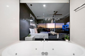 Converted 2 Bedrooms with Hinterland Views - NO PARKING - Circle on Cavill - Self Contained, Privately Managed - Wow Stay
